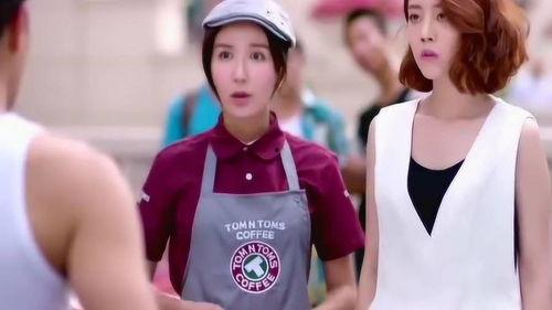 小情侣吵架吃瓜群众视频,吃瓜群众围观热议